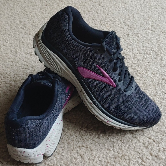 brooks signal running shoe